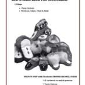Könnte beinhalten: Nahaufnahme einer Gruppe von fünf braunen Leder-Mokassins mit weicher, Wildleder-ähnlicher Textur. Die Mokassins haben ein schlichtes Design mit abgerundeter Spitze und einer dekorativen Naht um die Öffnung. Die Mokassins sind in einem Stapel angeordnet, wobei sich einige überlappen.