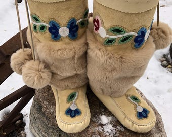 A Mukluk 3 Petal Metis Flower Beading pattern