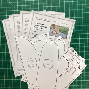 Könnte beinhalten: Ein Satz weißer Papiermuster zum Herstellen von Mokassins. Die Muster enthalten Anweisungen zum Zuschneiden der Fuß-, Vamp- und Wickelteile. Die Anweisungen enthalten den Text "So erstellen Sie den Mokassinbereich für Ihre Wickel".