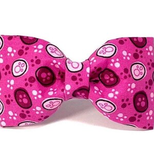 「Paw-some In Pink」足跡柄犬用蝶ネクタイ、取り外し可能な首輪アクセサリー、ピンクの花のリボン 画像 3