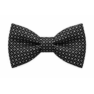 Può includere: Un papillon a fantasia in bianco e nero. Il papillon presenta un motivo ripetuto di piccoli quadrati bianchi all'interno di una griglia a diamante nera. Un accessorio formale, adatto alle occasioni speciali.