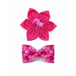 「Paw-some In Pink」足跡柄犬用蝶ネクタイ、取り外し可能な首輪アクセサリー、ピンクの花のリボン 画像 1