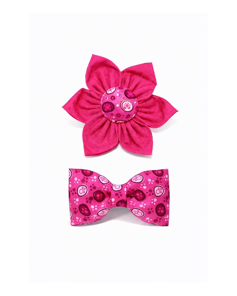 「Paw-some In Pink」足跡柄犬用蝶ネクタイ、取り外し可能な首輪アクセサリー、ピンクの花のリボン 画像 1