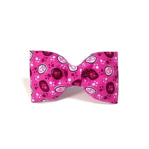 「Paw-some In Pink」足跡柄犬用蝶ネクタイ、取り外し可能な首輪アクセサリー、ピンクの花のリボン 画像 2