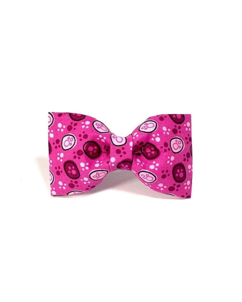 「Paw-some In Pink」足跡柄犬用蝶ネクタイ、取り外し可能な首輪アクセサリー、ピンクの花のリボン 画像 2