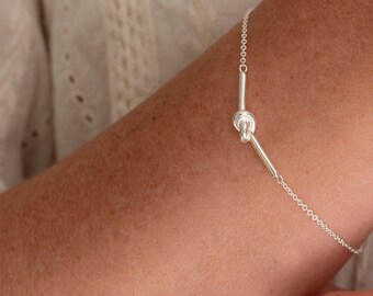 Friendship Sterling Silver Knot Bracelet with Gift Box, Personalised Bracelet with Engraved Pendant | Charm Bracelet | 17cm | Boxed