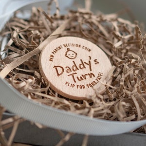 Pièce à rabat « Décision du nouveau parent » amusante | Disque en bois de 37 mm | une pièce de monnaie faite main amusante pour la prise de décision des nouveaux parents | Nouveaux bébés | Cadeau baby shower