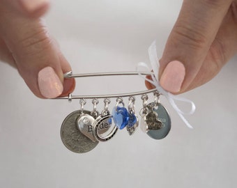 Pin nupcial de boda grabado / Algo viejo / nuevo / prestado / azul / plata pin personalizado / regalo nupcial con viejos seis peniques de la suerte / en caja