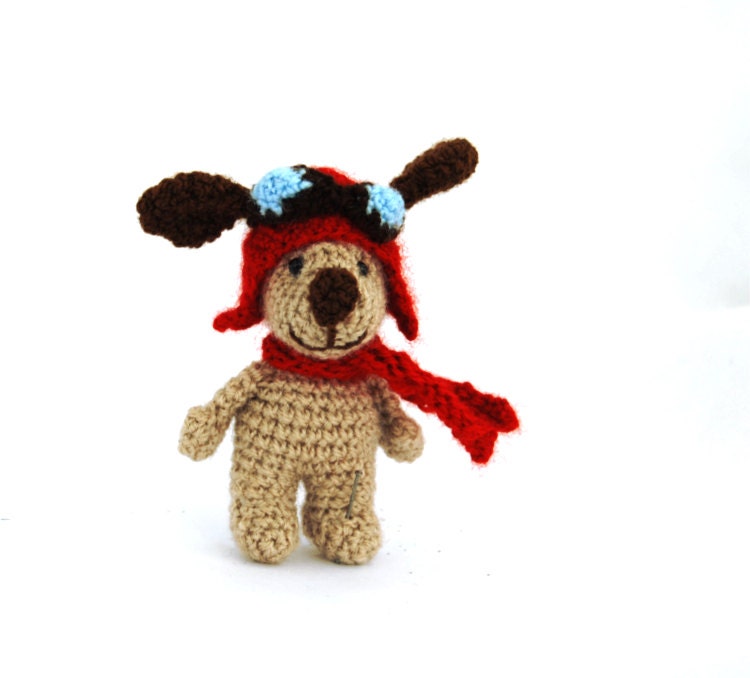 Fliegerhund, gehäkelter Hund, Welpe mit Fliegermütze, handgemachter Miniaturhund, winziges Hundegeschöpf, Zeichentrickfigur, Hundepuppe, kleiner Welpe, Geschenk