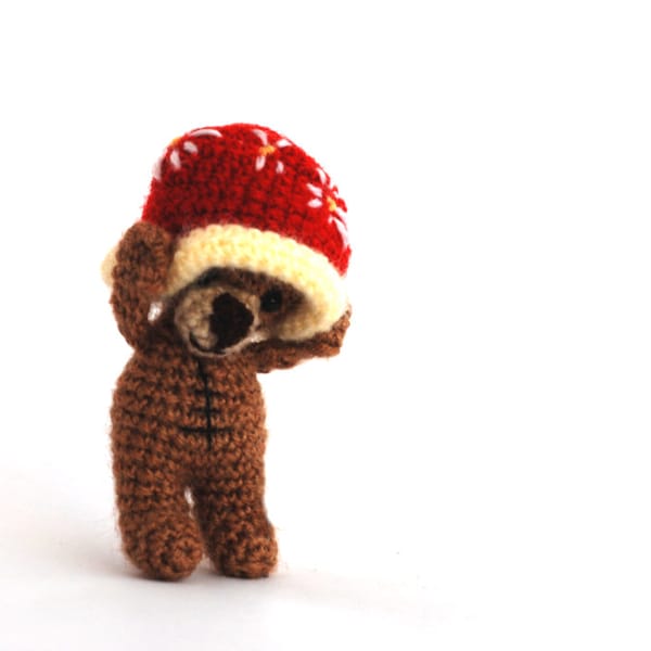 malutki szydełkowy miś, malutki miś z dużym czerwonym kapeluszem, lalka miś, zabawny prezent, artysta miś, pluszowa zabawka, amigurumi