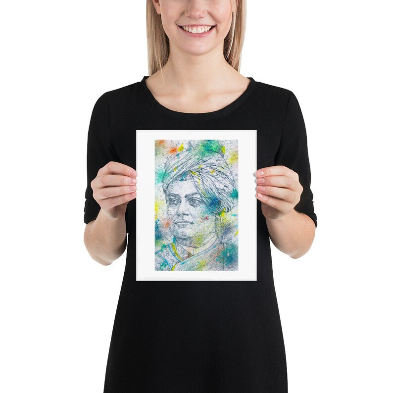 Op de afbeelding: Een ingelijste print van een kleurrijk portret van een man met een tulband. Het portret is gemaakt in aquarelstijl met spatten in blauw, groen, geel en oranje.