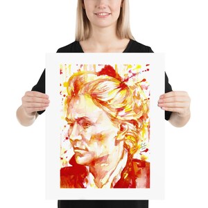 Puede incluir: Pintura de acuarela de una mujer con cabello rubio. La pintura est&aacute; hecha en tonos de rojo, naranja y amarillo. La mujer mira hacia la izquierda y su expresi&oacute;n es seria.