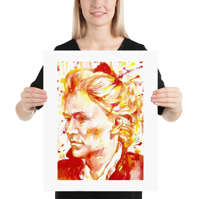 Puede incluir: Pintura de acuarela de una mujer con cabello rubio. La pintura est&aacute; hecha en tonos de rojo, naranja y amarillo. La mujer mira hacia la izquierda y su expresi&oacute;n es seria.