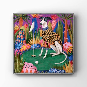 Pode incluir: Uma impressão artística emoldurada apresentando um galgo vestindo um suéter com estampa de leopardo em um green de golfe verde. A cena inclui uma bandeira de golfe branca, uma bola de golfe e um fundo vibrante de plantas tropicais estilizadas.