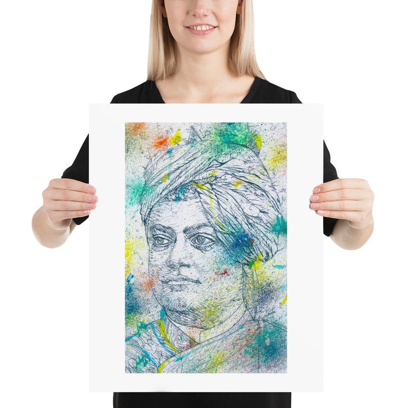 Op de afbeelding: Een kleurrijke abstracte kunstprint met een zwart-witte lijntekening van een man met een tulband. De achtergrond is een mix van blauwe, groene, gele en oranje verfspatten.
