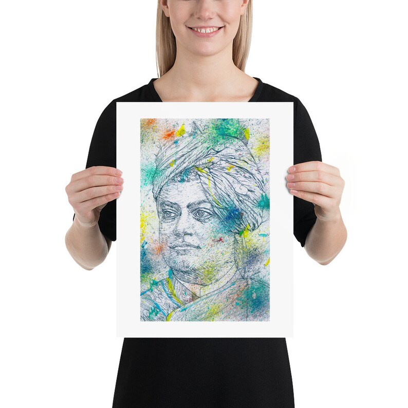 Op de afbeelding: Een kleurrijk abstract portret van een man met een tulband. Het portret is gemaakt in een stijl die lijkt op een aquarel, met spatten van blauwe, groene, gele en rode verf.