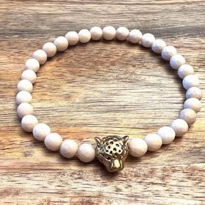 Leopardenkopf Armband: Winter Weiße Fossile Holz Perle, Gold Akzent