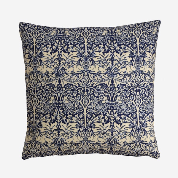 William Morris Brer konijnkussen blauw en wit bloemen kussensloop met ritssluiting 100% katoen