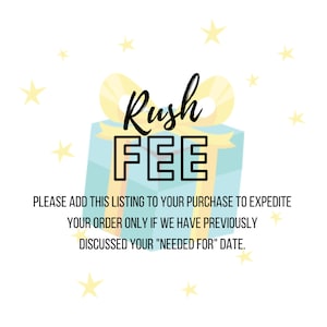 Könnte beinhalten: Eine blaue Geschenkbox mit einer gelben Schleife und dem Text "Rush FEE" in Schwarz. Der Text unter der Box lautet "PLEASE ADD THIS LISTING TO YOUR PURCHASE TO EXPEDITE YOUR ORDER ONLY IF WE HAVE PREVIOUSLY DISCUSSED YOUR "NEEDED FOR" DATE."