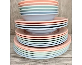 Newman Melamin-Teller und -Schüsseln in Pastellfarben (Grün, Rosa, Blau), 22-teiliges Tischset