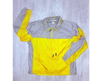 Chaqueta cortavientos vintage Columbia de manga larga con cremallera completa para hombre, talla grande, color amarillo y gris.