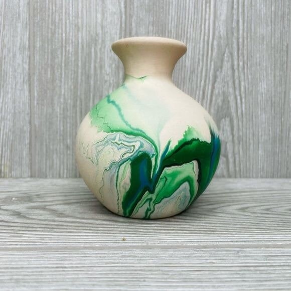 美しいヴィンテージのネマジ陶器をつぼみの花瓶に加工した緑の渦巻き