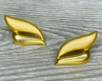 Vintage Dora gold tone cat eye style retro 50s / 70s earring accessors studs