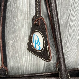 Vintage bruin leren Dooney en Bourke portemonnee schoudertas bruin jaren 90 retro afbeelding 4