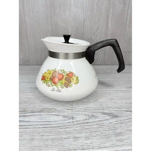Tetera/cafetera vintage Corning Ware de 6 tazas, modelo P-104-8, con tapa "Spice of Life" (pieza de colección).