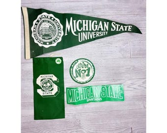 Banderín vintage de los Michigan Spartans de la década de 1980, pin grande, pegatina para el parachoques y bolsa.