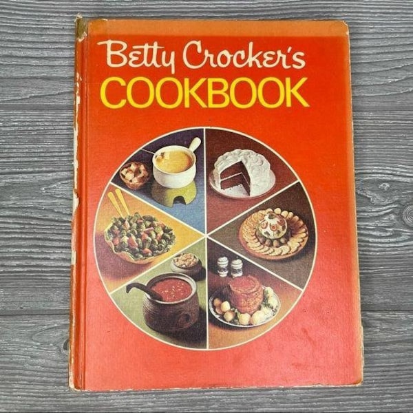 Vintage 1969 Betty Crocker cookbook “ pie book” kitchen