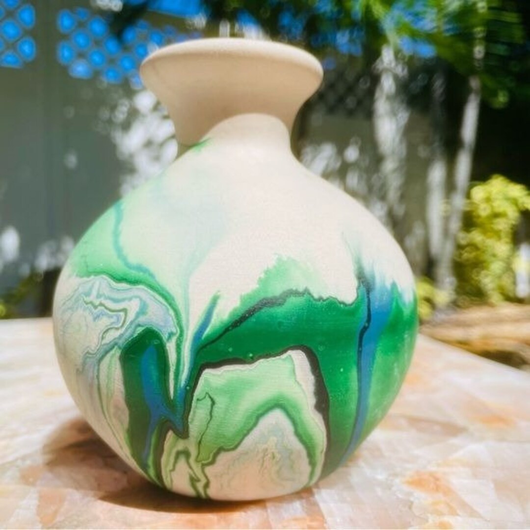 美しいヴィンテージのネマジ陶器をつぼみの花瓶に加工した緑の渦巻き