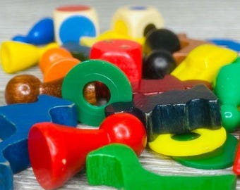 Piezas de juego vintage, juguetes, ojo, espía, estética, madera, dados, patos