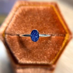 Winziger ovaler Silberring, Haustier-Asche-Schmuck, Haustier-Memorial-Schmuck, Asche-Ring, Erinnerungsschmuck, Gedenkring, Erinnerungsschmuck