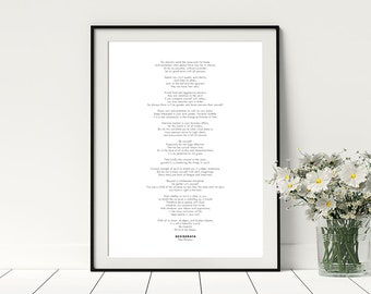 Könnte beinhalten: Ein schwarz-weiß gerahmter Druck mit weißem Hintergrund und schwarzem Text. Der Text ist ein Gedicht mit dem Titel "Desiderata" von Max Ehrmann. Das Gedicht handelt vom Leben eines guten Lebens und enthält Ratschläge, wie man freundlich, man selbst und glücklich sein kann.