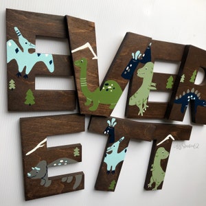 Letras de madeira para berçário, decoração de berçário com dinossauros, letras de madeira pintadas à mão, letras de berçário com dinossauros, decoração de dinossauros, arte de parede com dinossauros