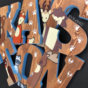 Lettres en bois pour chambre d&#39;enfant, décoration de chambre d&#39;enfant des bois, lettres en bois peintes à la main, créatures des bois, lettres de la nature, chambre de bébé