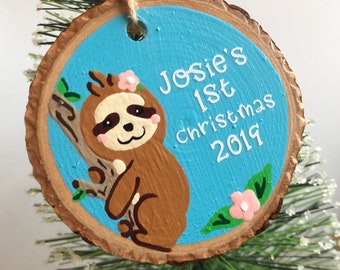 Personalisierte Babys erstes Faultier Weihnachtsornament: Handbemalte Holzscheibe