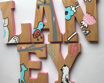 Letras de madera para vivero, decoración de vivero de bosque, letras de madera pintadas a mano, criaturas del bosque, Lolli Living Sparrow, vivero de niña