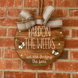 Pardon the Weeds Wooden Porch Sign | Hand-Painted Garden Decor with Burlap Bow | Funny Outdoor Bee Decor for Gardeners