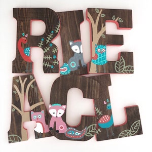 Letras de madeira para berçário, decoração de berçário com tema de floresta, letras de madeira pintadas à mão, criaturas da floresta, Levtex Baby Fiona, berçário de menina