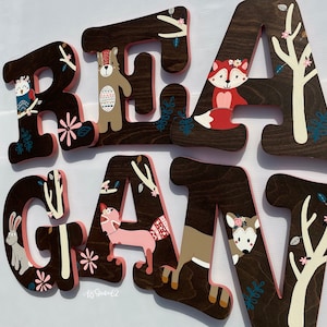Letras de madeira para berçário, decoração de berçário com tema de floresta, letras de madeira pintadas à mão, criaturas da floresta, decoração floral para berçário de meninas