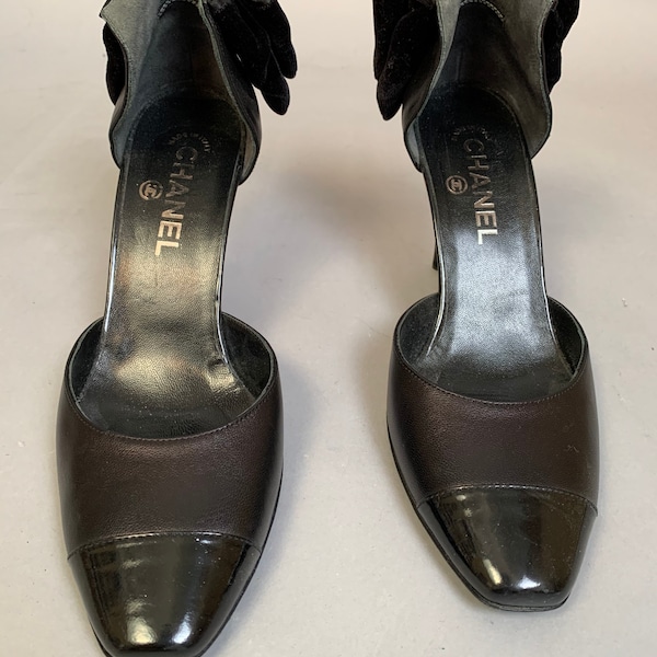 Wonderful Chanel Pumps// Patent Leather and Leather Chanel Shoes// Vintage designer Heels