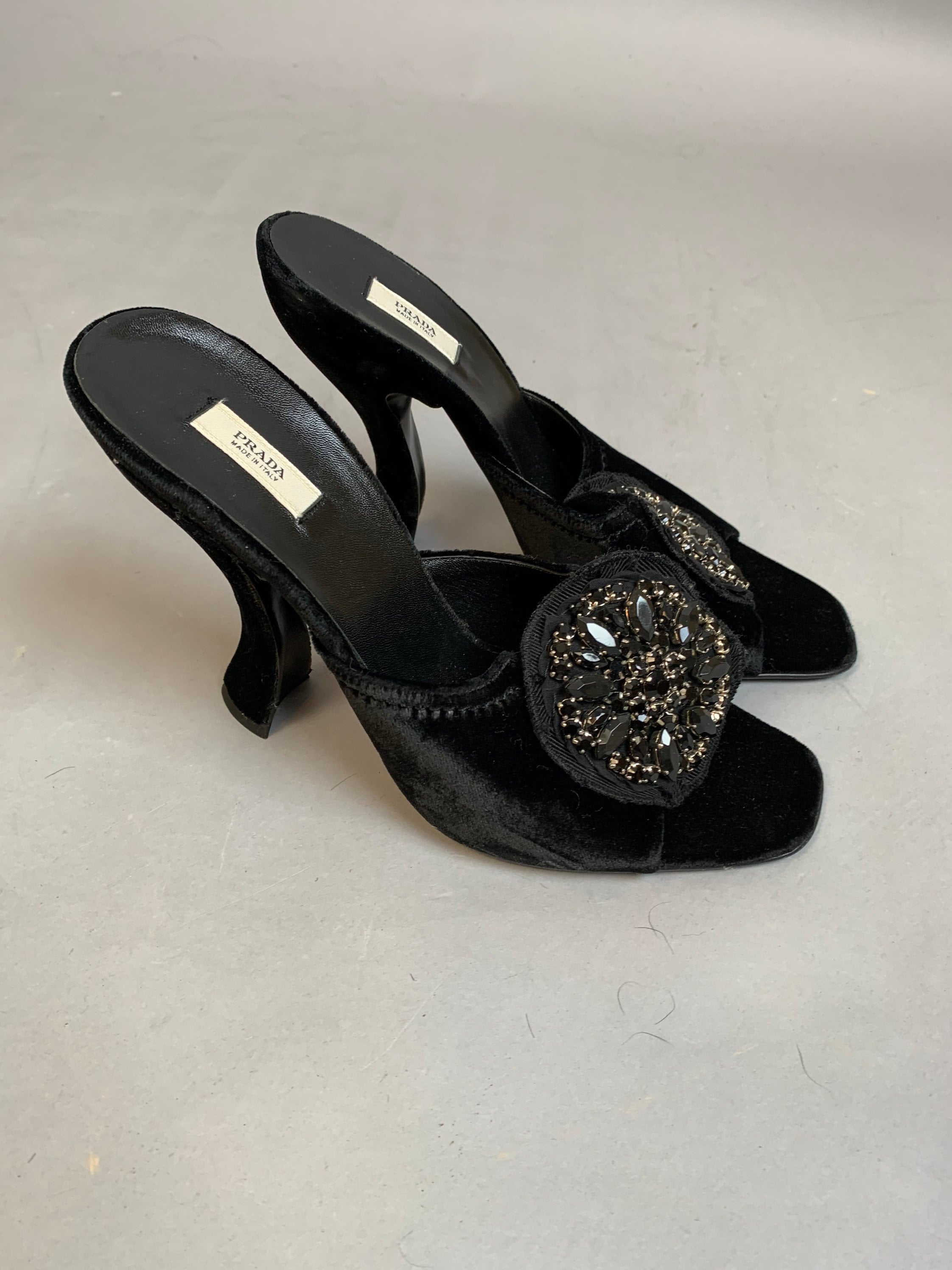 靴 PRADA Velvet Mules Prada Velvet Slippers in Black | Lyst