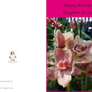 Diese Geburtstagskarte zeigt wunderschöne Blumen, die fast 3 D gerne Ihrer Schwiegertochter sagen, wie besonders sie ihrer Familie an ihrem Geburtstag ist