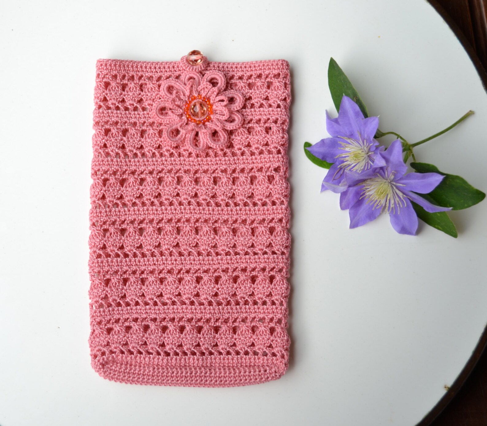 Сумочка под телефон крючком. Чехол для сумки крючком. Вязаная сумочка для телефона. Чехол для сумки крючком. Чехол для сумки крючком.