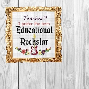 Peut inclure: Un motif de point de croix encadré avec un cadre doré. Le motif indique "Teacher? I prefer the term Educational Rockstar" avec une guitare électrique rouge et des fleurs.