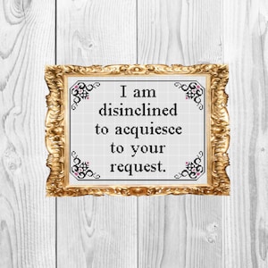 Könnte beinhalten: Ein goldfarbener Bilderrahmen mit weißem Hintergrund und schwarzem Text, der "Ich bin nicht geneigt, Ihrem Wunsch nachzukommen." lautet.
