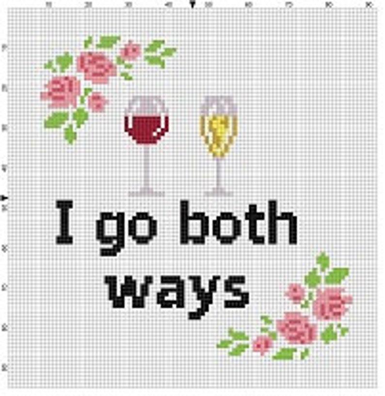 Op de afbeelding: Borduurpatroon met een rood wijnglas en een champagnefluit, omringd door roze rozen. De tekst "I go both ways" is in zwart geborduurd.