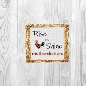Op de afbeelding: Een gouden ingelijst beeld met een haanillustratie en de tekst "Rise and Shine mothercluckers".